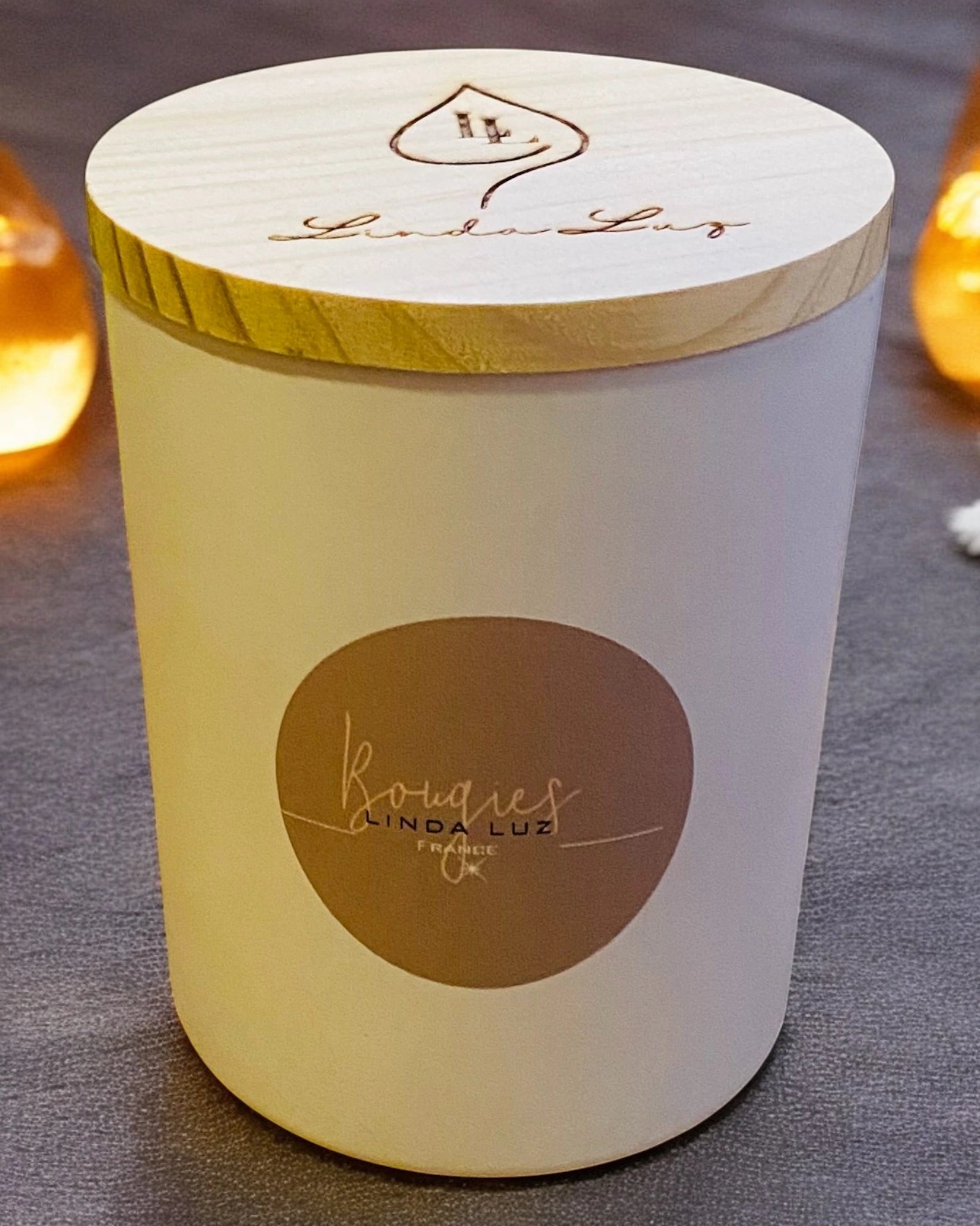 Bougie artisanale parfumée Linda Luz, pot blanc mat avec couvercle en bois gravé, senteur Ambre Tonka