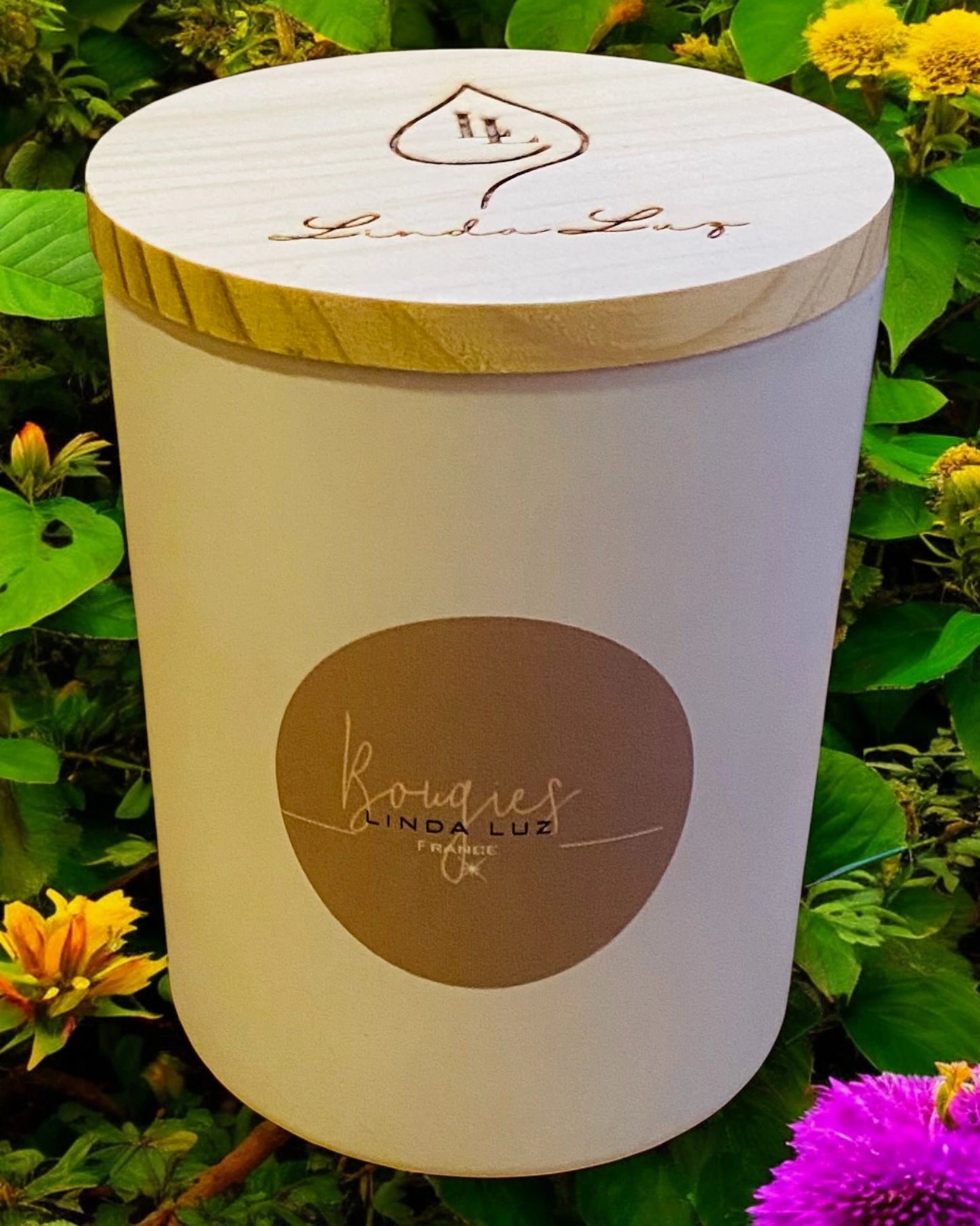 Bougie artisanale Linda Luz, pot blanc mat avec couvercle en bois gravé, senteur Balade en Forêt
