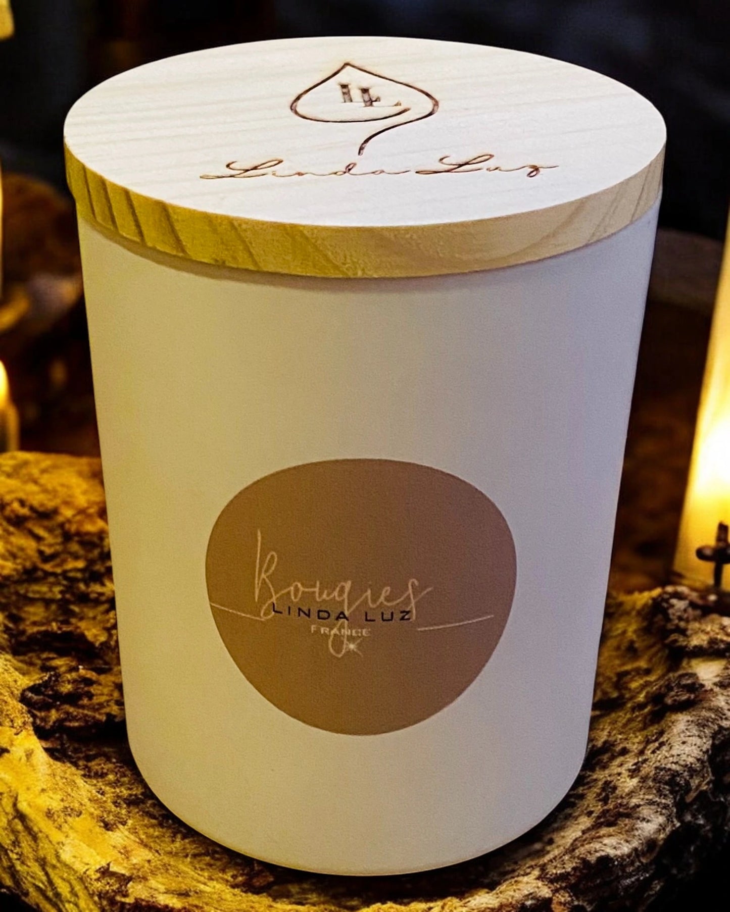 Bougie artisanale Linda Luz, pot blanc mat avec couvercle en bois gravé, senteur Bois de Teck