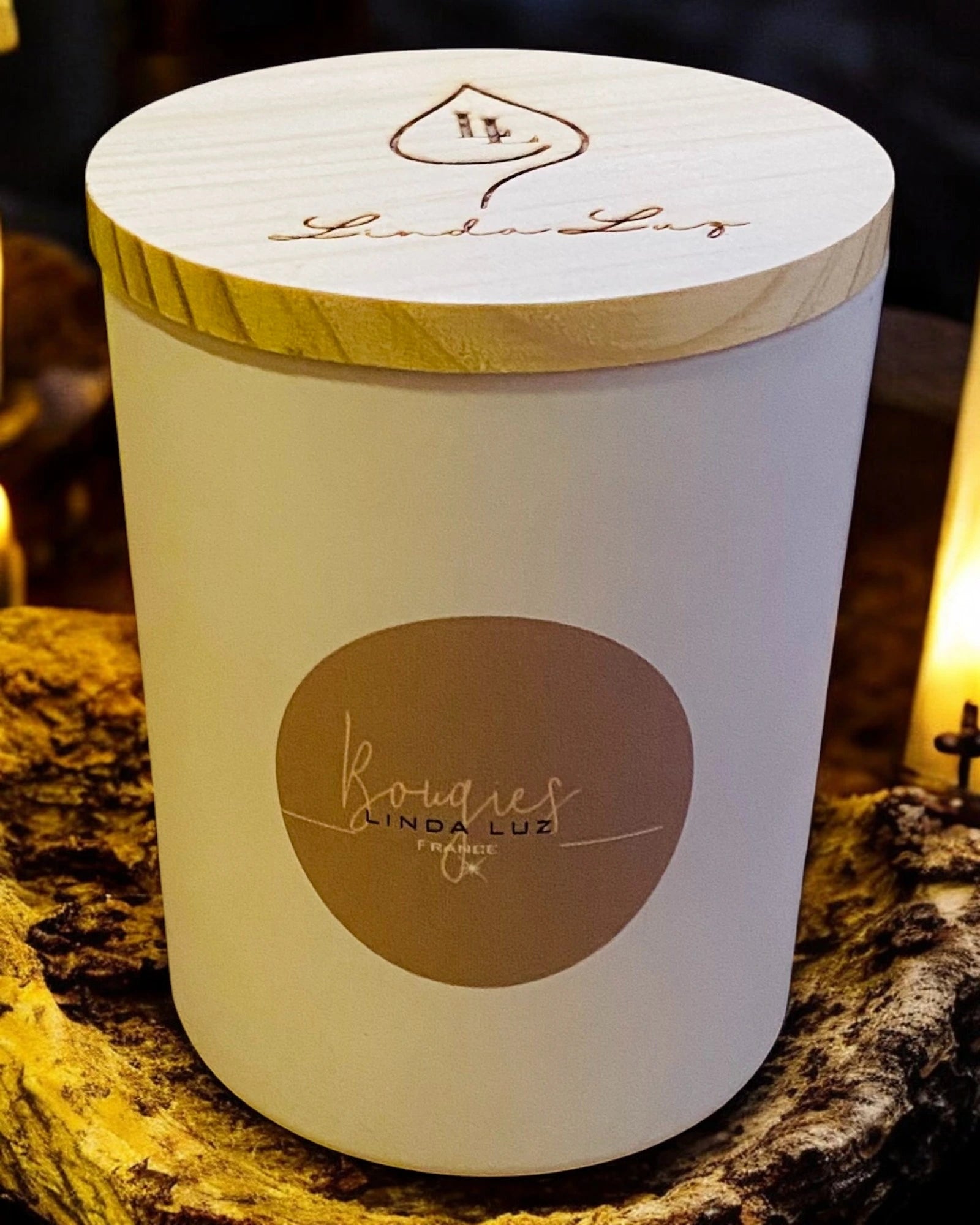 Bougie artisanale Linda Luz, pot blanc mat avec couvercle en bois gravé, senteur Bois de Teck