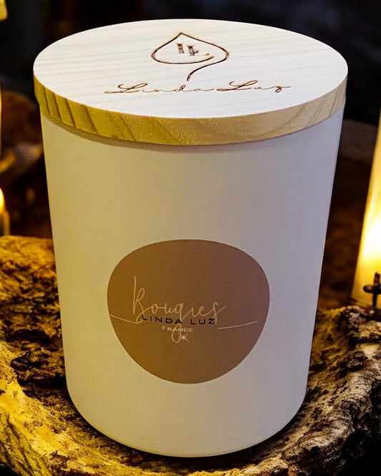 Bougie artisanale Linda Luz, pot blanc mat avec couvercle en bois gravé, senteur Bois de Teck