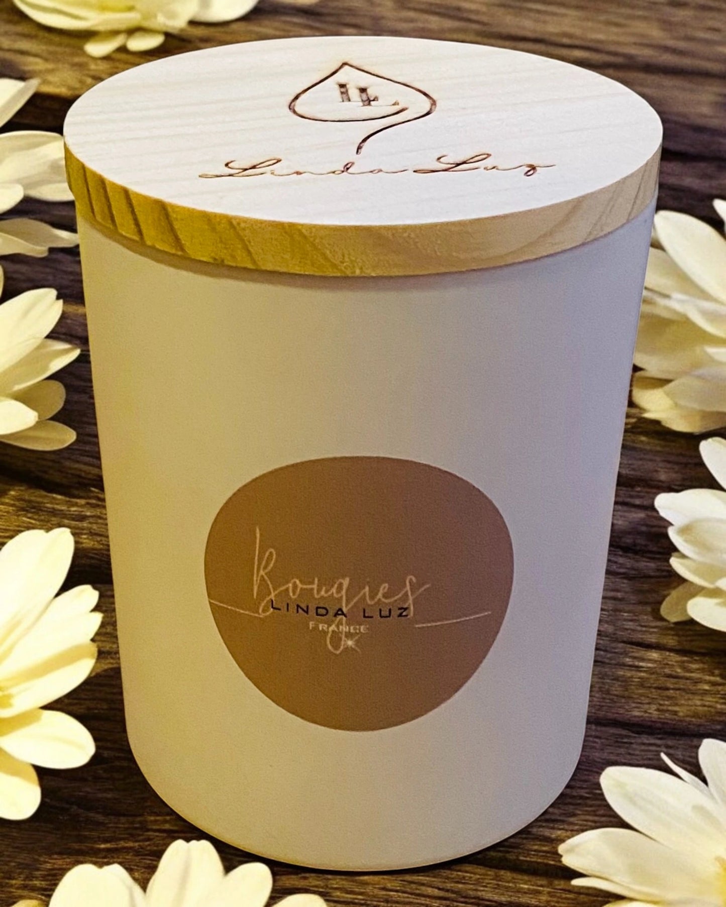 Bougie artisanale Linda Luz, pot blanc mat avec couvercle en bois gravé, senteur Fleur d'Oranger