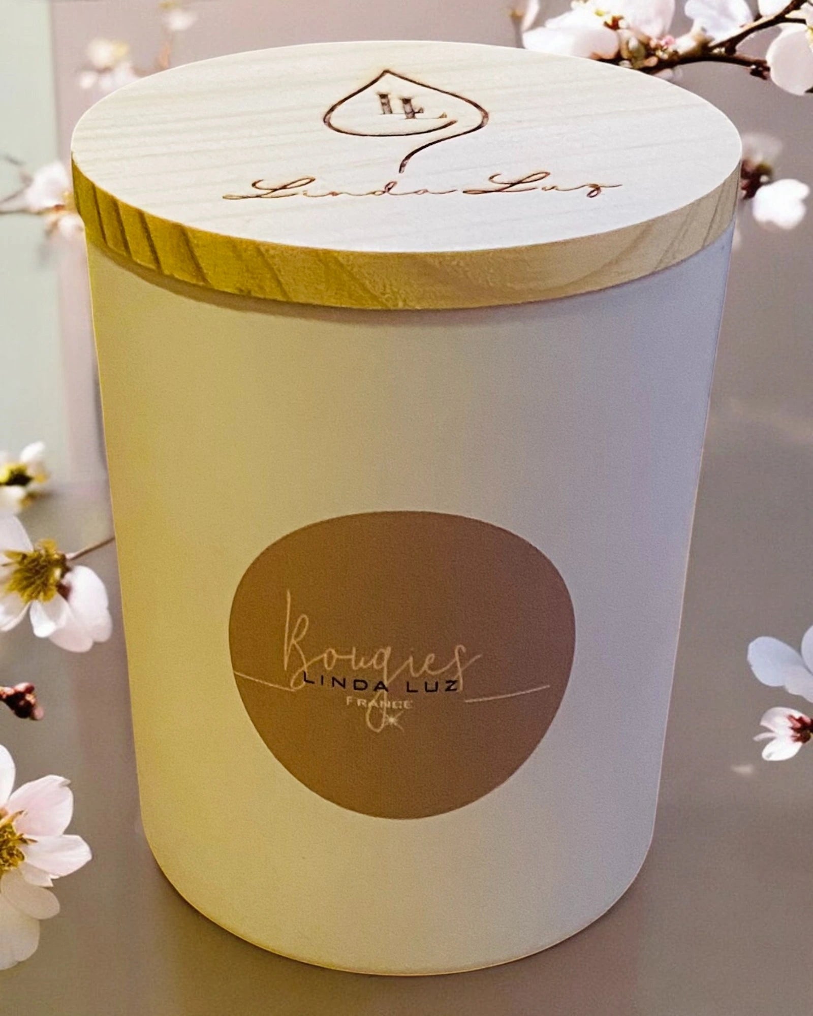 Bougie artisanale Linda Luz, pot blanc mat avec couvercle en bois gravé, senteur Fleur de Sakura