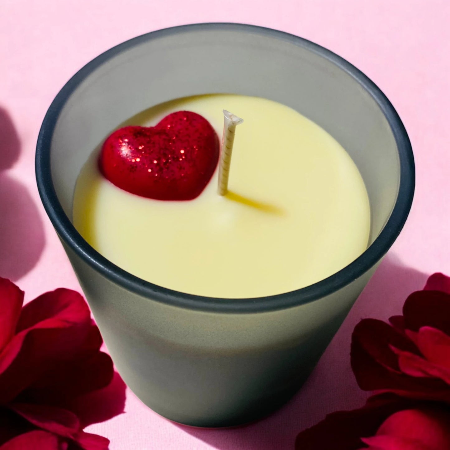 Bougie artisanale Solo Flamme d'Amour – Pot élégant, parfum apaisant, cœur décoratif et porte-clés bijou pour célébrer l'amour