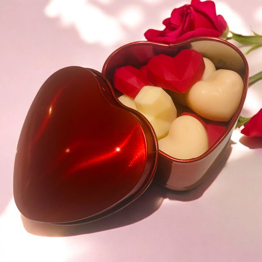 Elégante boîte en métal rouge en forme de cœur, contenant 12 fondants parfumés artisanaux en cœur