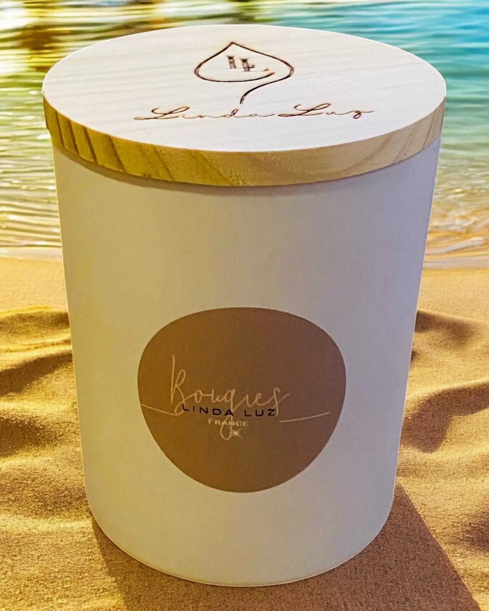 Bougie artisanale Linda Luz, pot blanc mat avec couvercle en bois gravé, senteur Monoï Coco