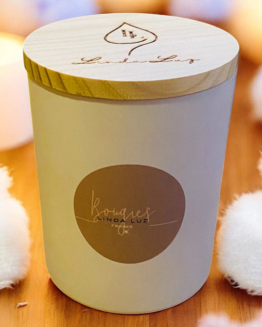 Bougie artisanale Linda Luz, pot blanc mat avec couvercle en bois gravé, senteur Mon Doudou