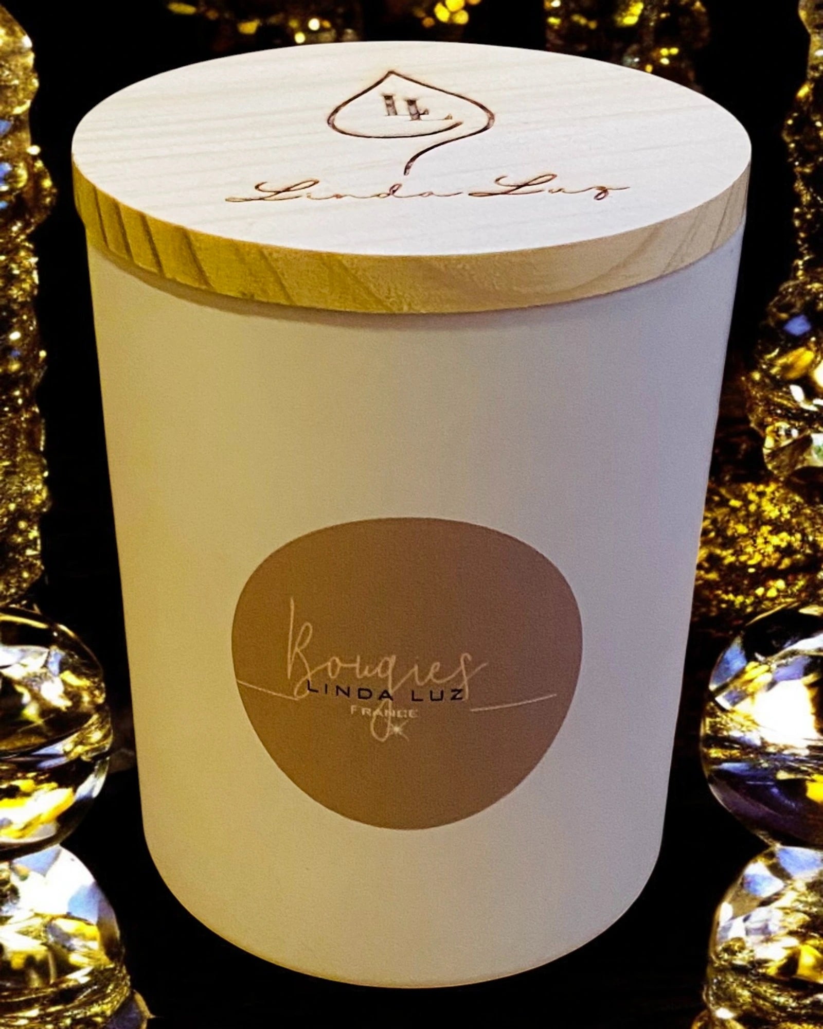 Bougie artisanale Linda Luz, pot blanc mat avec couvercle en bois gravé, senteur Musc Cristallin