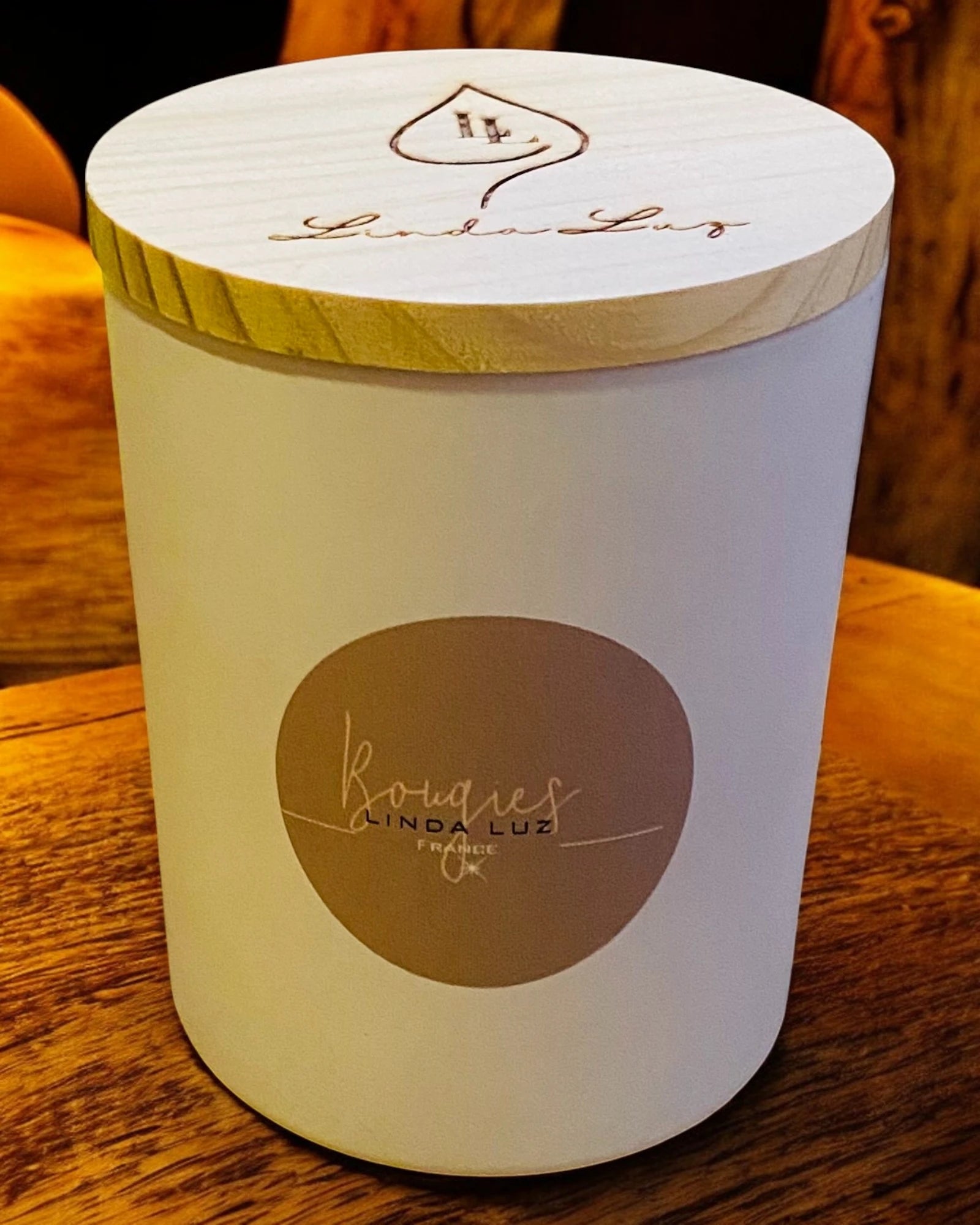 Bougie artisanale Linda Luz, pot blanc mat avec couvercle en bois gravé, senteur Pomme Cannelle