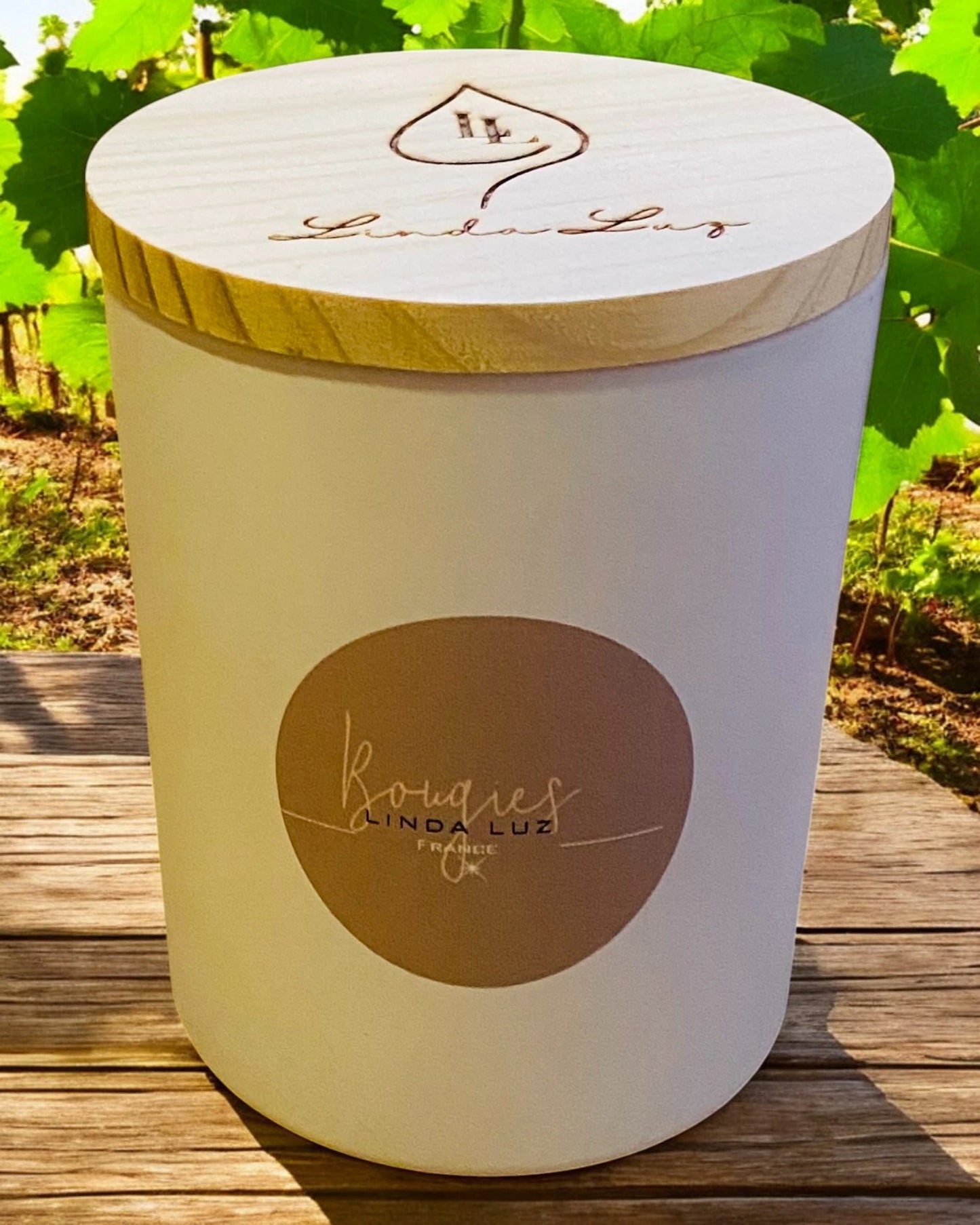 Bougie artisanale Linda Luz, pot blanc mat avec couvercle en bois gravé, senteur Pinot Gris