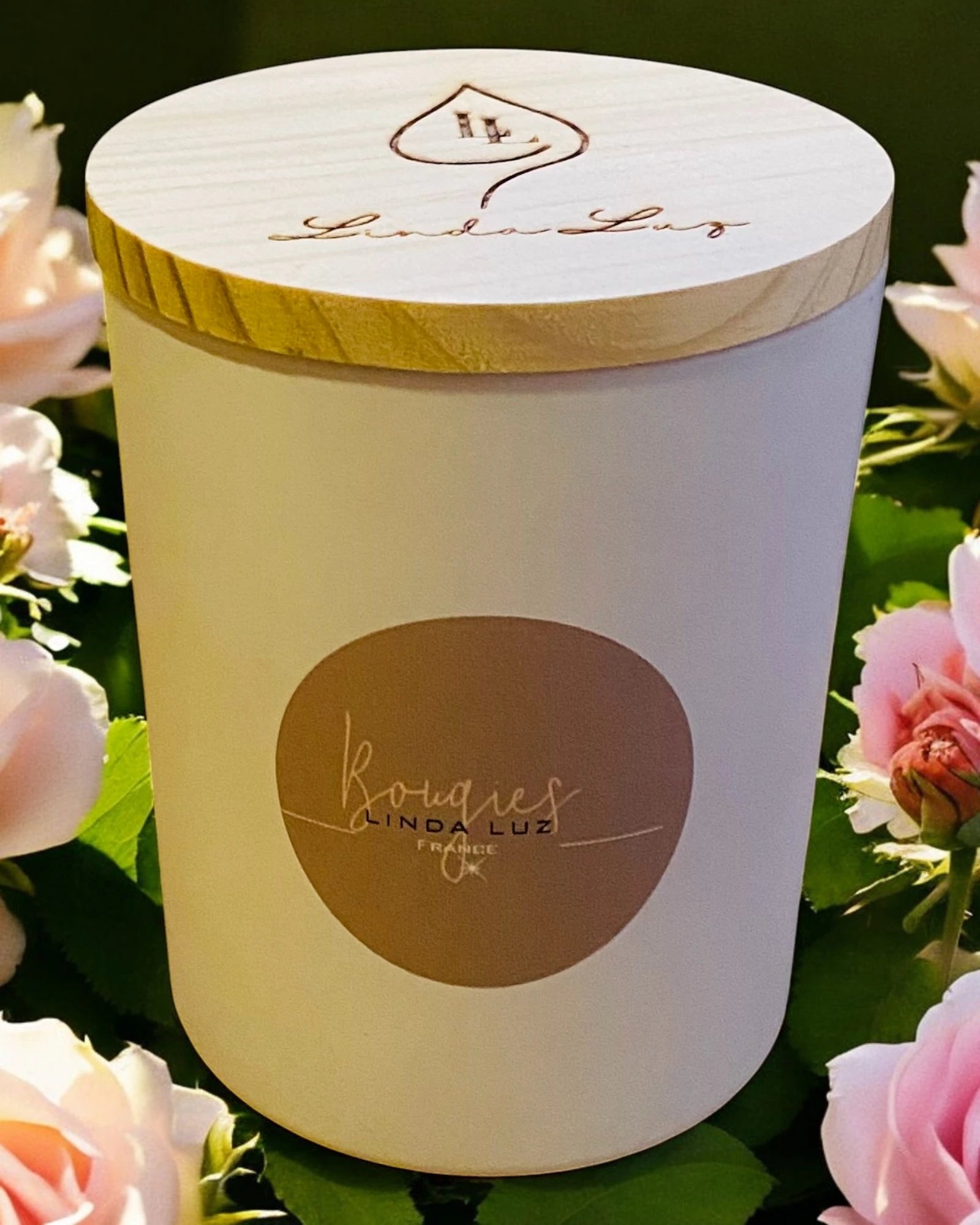 Bougie artisanale Linda Luz, pot blanc mat avec couvercle en bois gravé, senteur Rose Sauvage