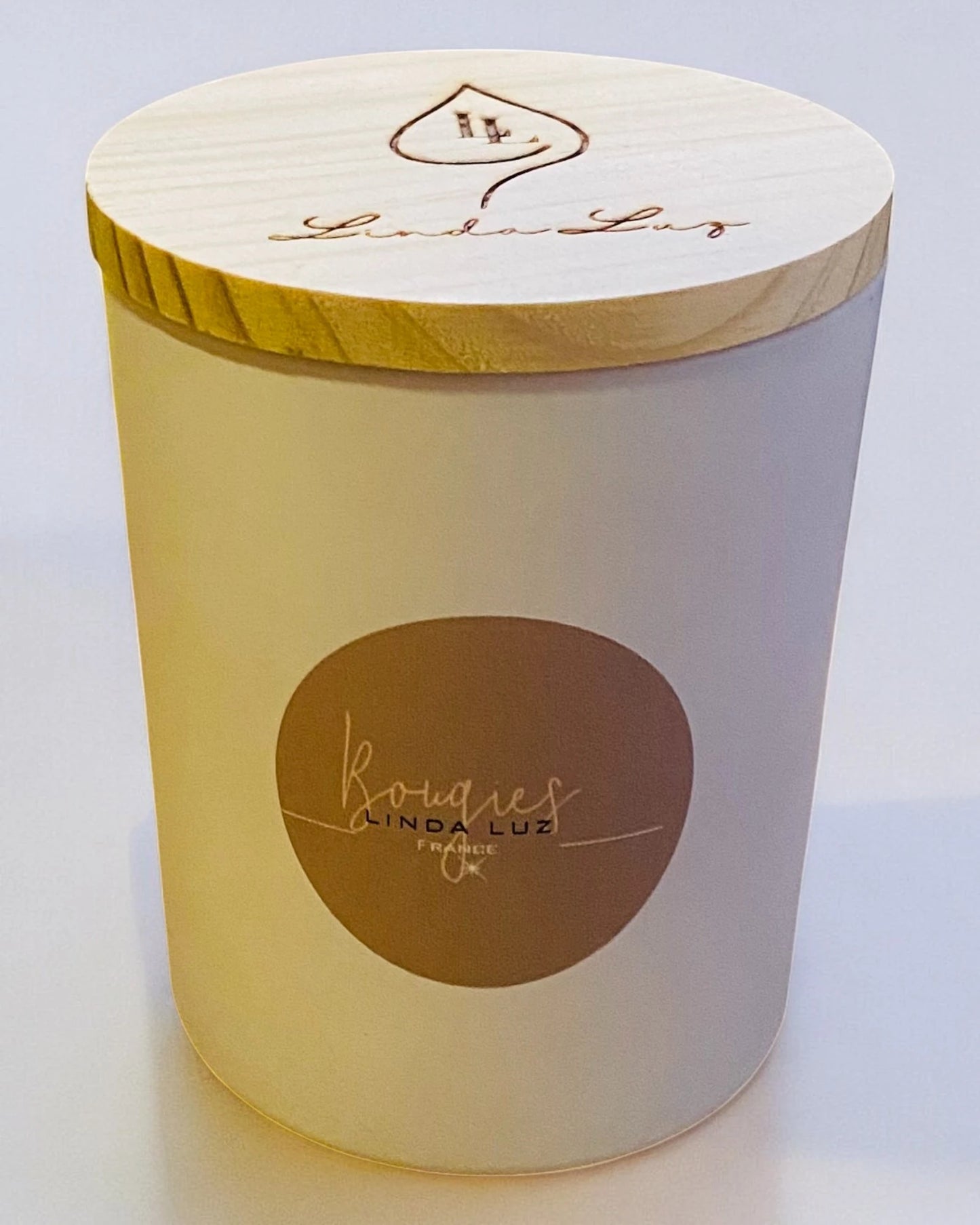 Bougie artisanale Linda Luz, pot blanc mat avec couvercle en bois gravé, sans parfum
