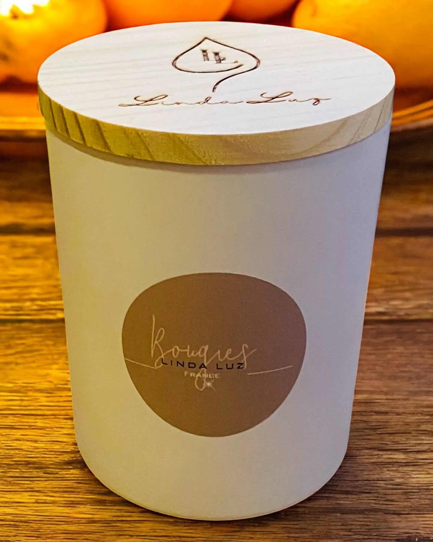 Bougie artisanale Linda Luz, pot blanc mat avec couvercle en bois gravé, senteur Orange Confite